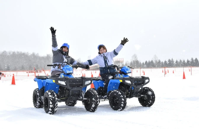 四輪バギーと女性