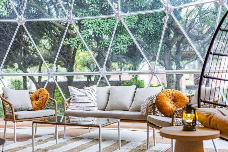 ドームテント内のリビングスペース