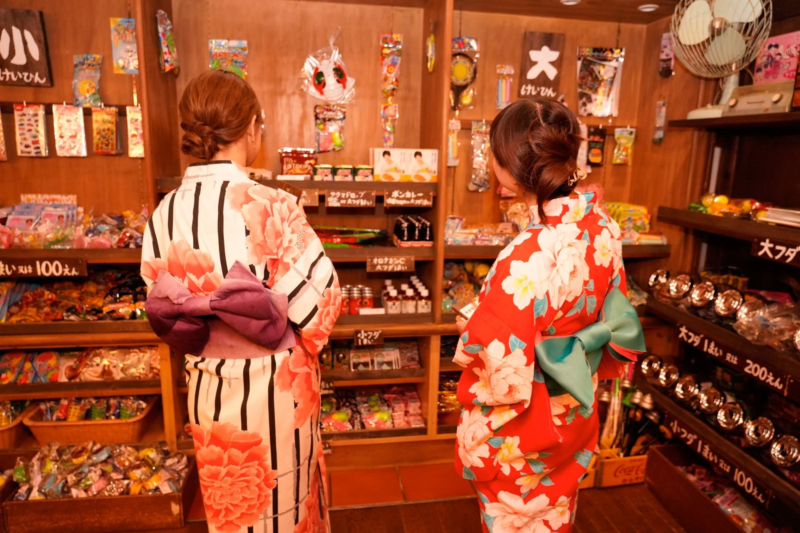 駄菓子屋のような店内で浴衣の女性