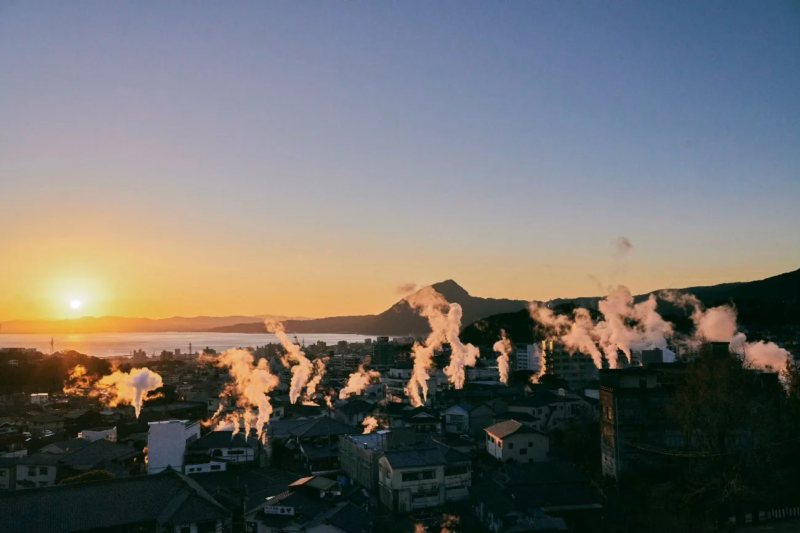 温泉街の湯気の画像