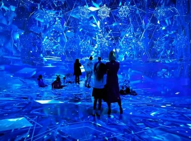 青い光と雪の結晶のようなプロジェクションマッピング