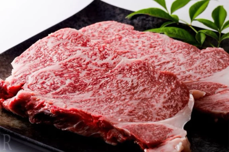 鮮やかな赤身と美しい霜降りが特徴の生の牛肉