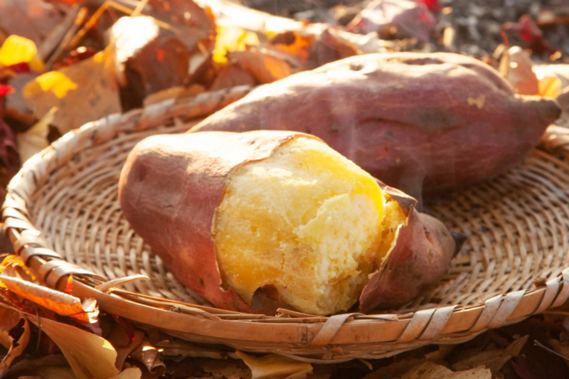 籠に盛られた焼き芋