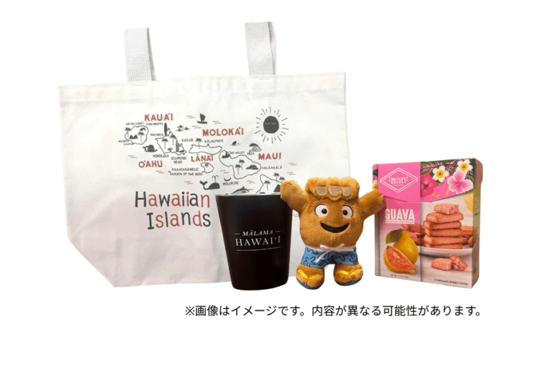 ハワイ諸島の地図が描かれたトートバッグ、ハワイのキャラクターぬいぐるみ、ロゴ入りマグカップ、そしてグアバクッキーの箱が写っています
