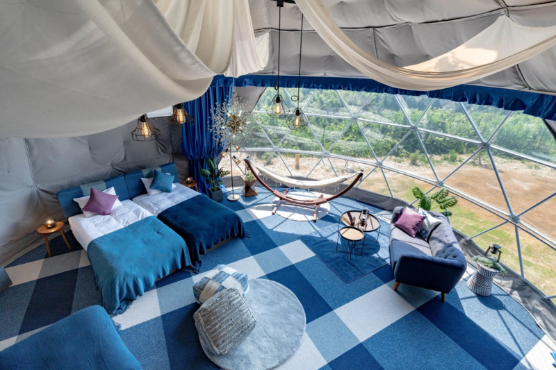 青と白を基調としたドーム型テントの豪華な室内