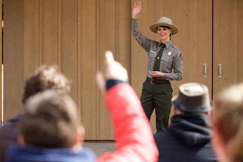 公園レンジャーが説明する様子