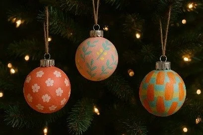 クリスマスツリーに吊るされた手描き風オーナメント