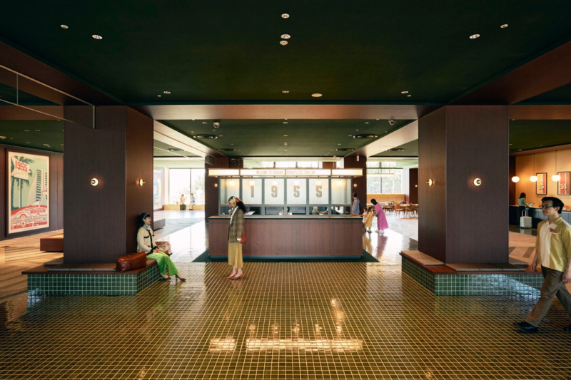 レトロモダンな内装のホテルのロビー