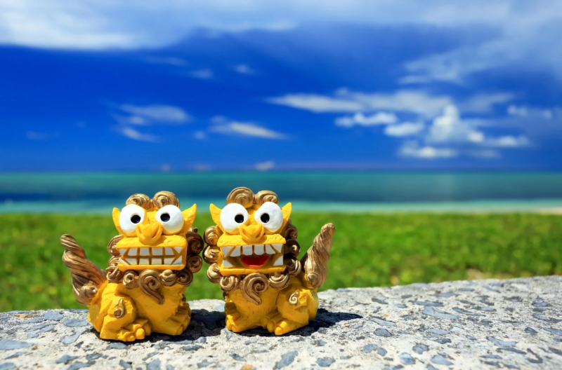 沖縄のシーサーと青い海