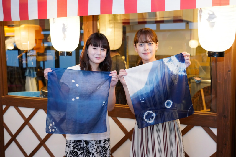 藍染め体験をする女性たち