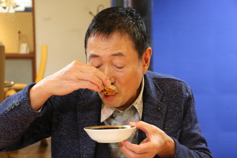 カニを味わう男性