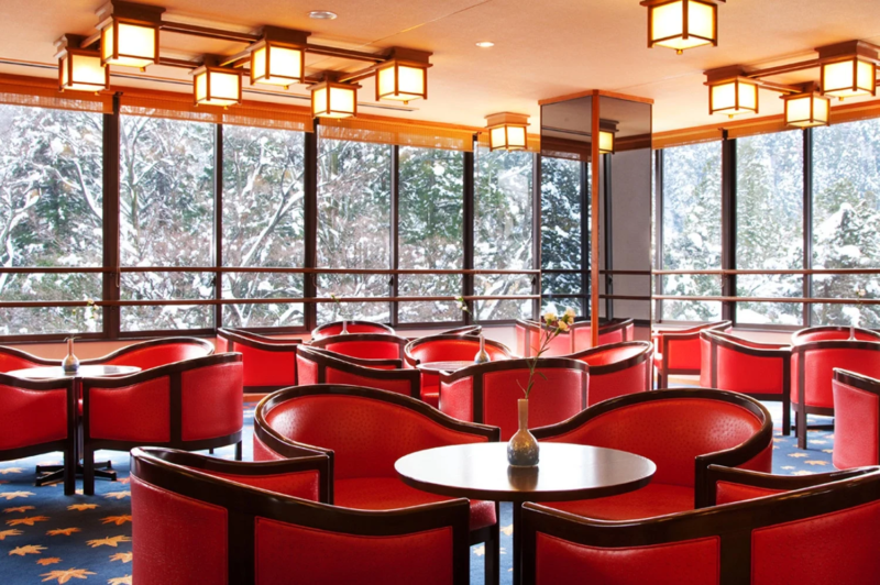 雪景色を一望できる広々としたラウンジ