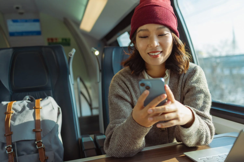 列車内でスマホを操作する女性