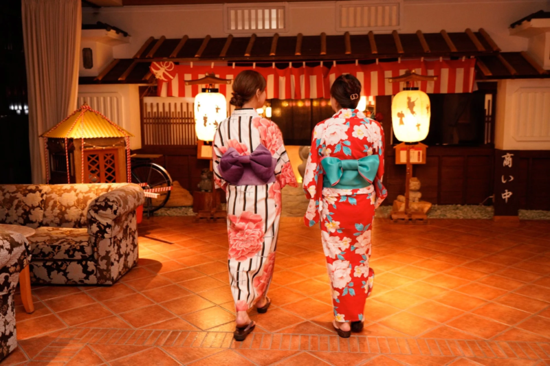 色浴衣を着た女性の後ろ姿