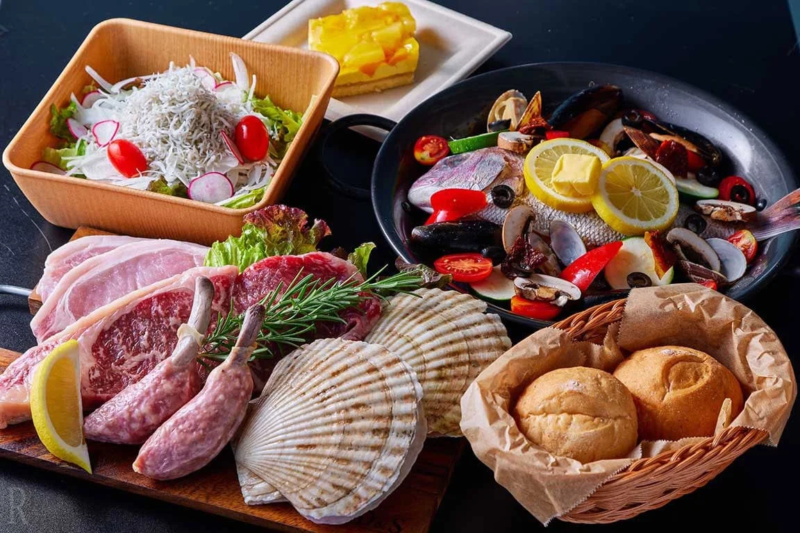 肉、魚介、サラダ、パン、デザートなど多種多様な料理が並ぶ食卓