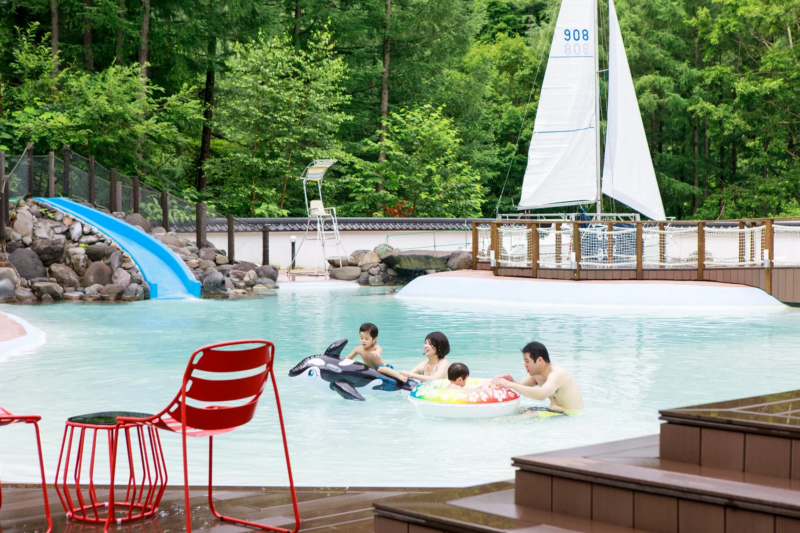 家族で楽しむプール