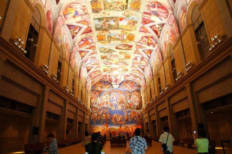 壮大なフレスコ画で彩られた、まるで礼拝堂のような空間の内部です。天井と壁一面に広がる鮮やかな宗教画が印象的で、多くの人々がその芸術的な美しさを鑑賞しています。