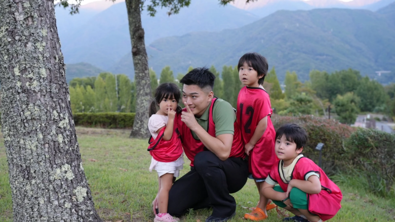 公園で遊ぶ家族