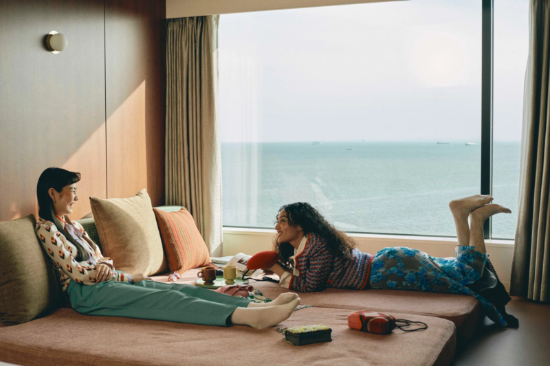 海が見えるホテルの部屋でくつろぐ女性二人