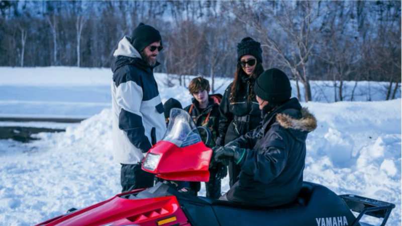 スノーモービルと人々