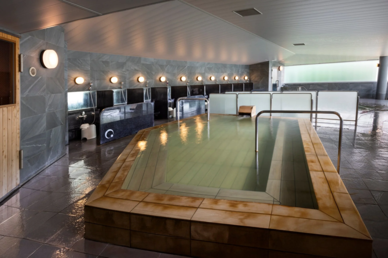 モダンで清潔感のある大浴場