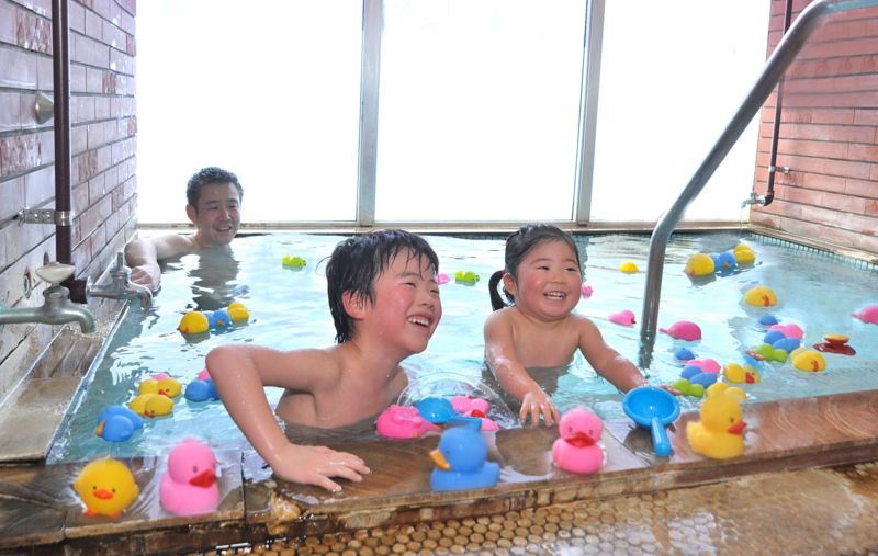 家族で温泉を楽しむ様子