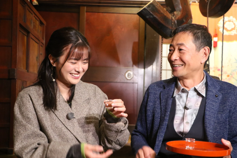 やちや酒造で日本酒を試飲する様子