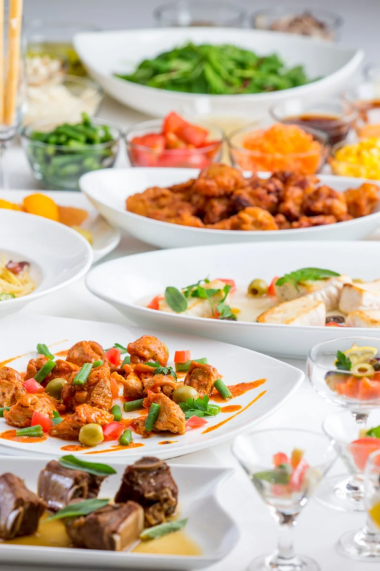 ビュッフェ形式の料理