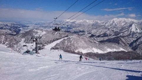 雪山のスキー場風景