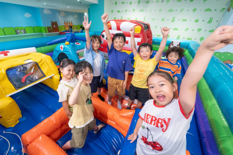 屋内遊び場で遊ぶ子供たち