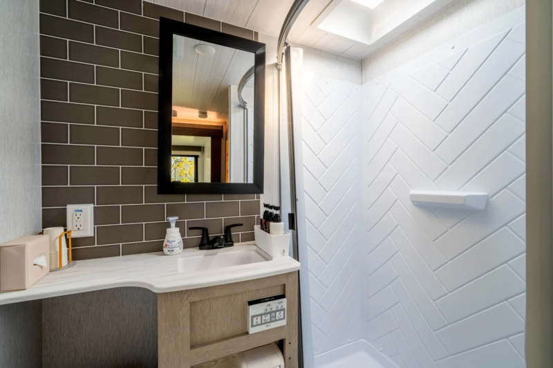 モダンでコンパクトな浴室