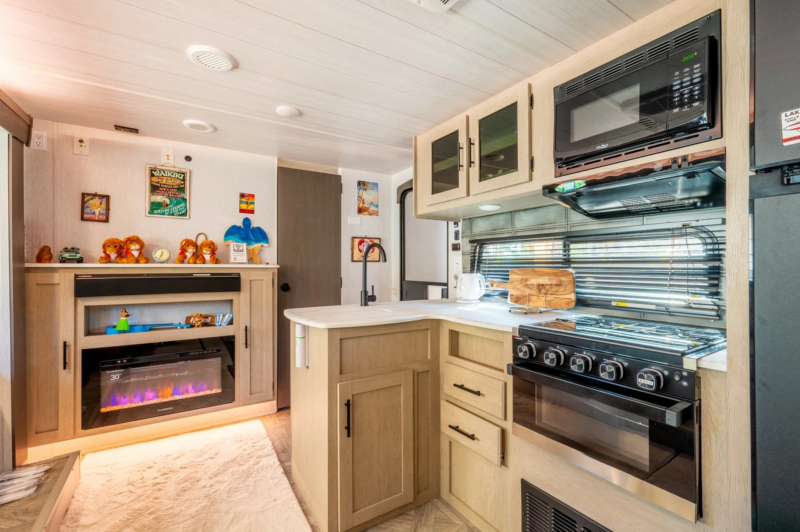 キャンピングカー内部のキッチンとリビング