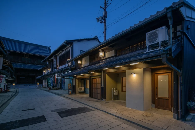 夕暮れ時の日本の伝統的な町並み