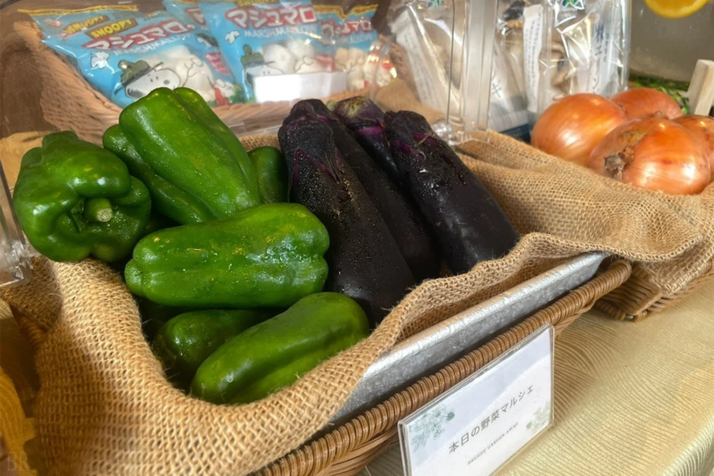 新鮮な野菜とスヌーピーのマシュマロが並ぶマルシェ