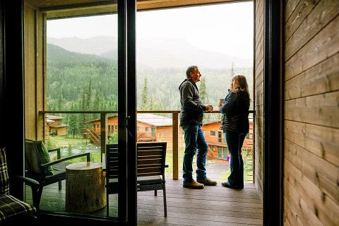 バルコニーで景色を眺めるカップル