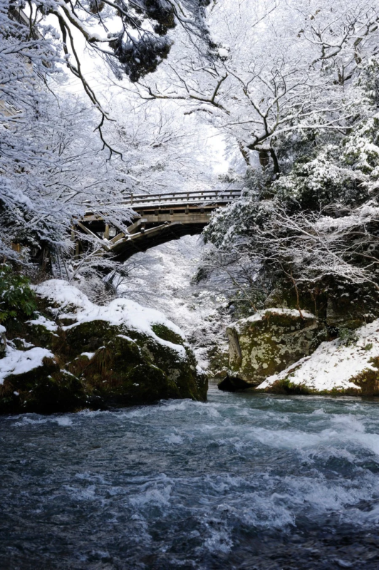 雪景色、川、橋、渓谷