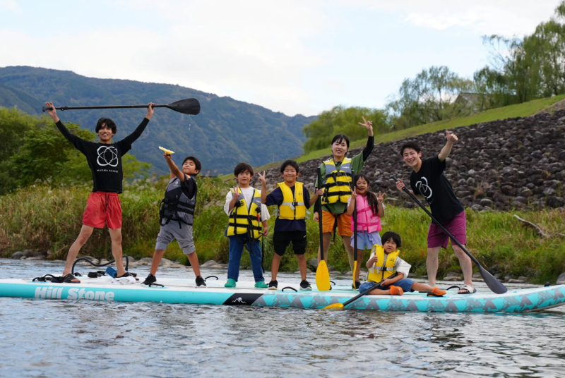 川遊びやSUPを楽しむ家族