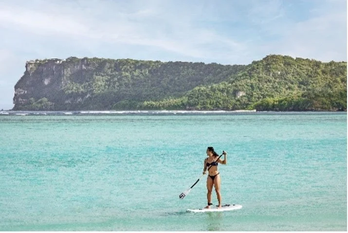 グアムの海でパドルボードを楽しむ様子