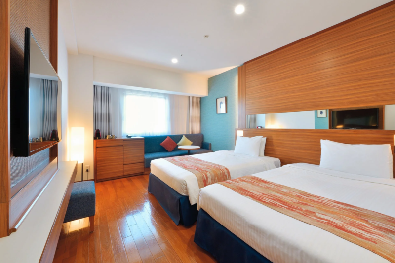 モダンなツインのホテル客室