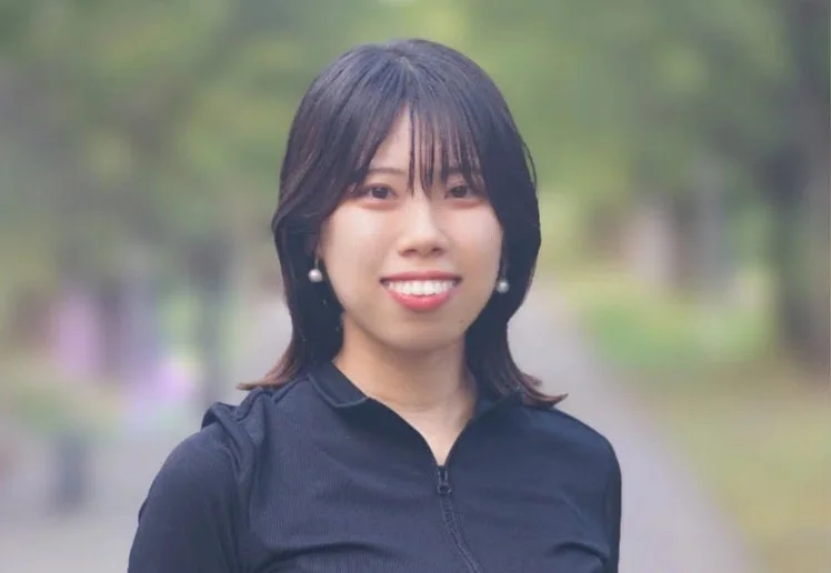 笑顔の女性ポートレート