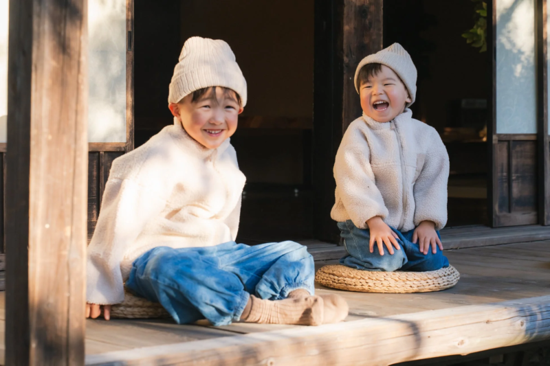和風の縁側で楽しそうに笑う二人の子供