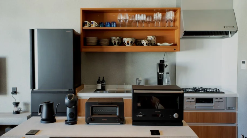 キッチン、家電、モダン、インテリア、ダイニング、冷蔵庫、オーブン、トースター、コーヒーメーカー、ケトル、食器棚、収納、生活雑貨