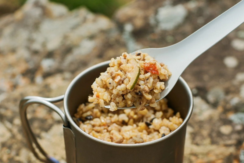 クッカーに入った温かい米料理