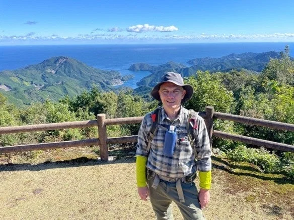 男性、ハイキング、山、海