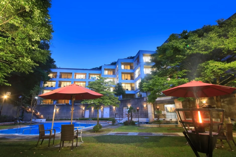 夜のホテル/プール