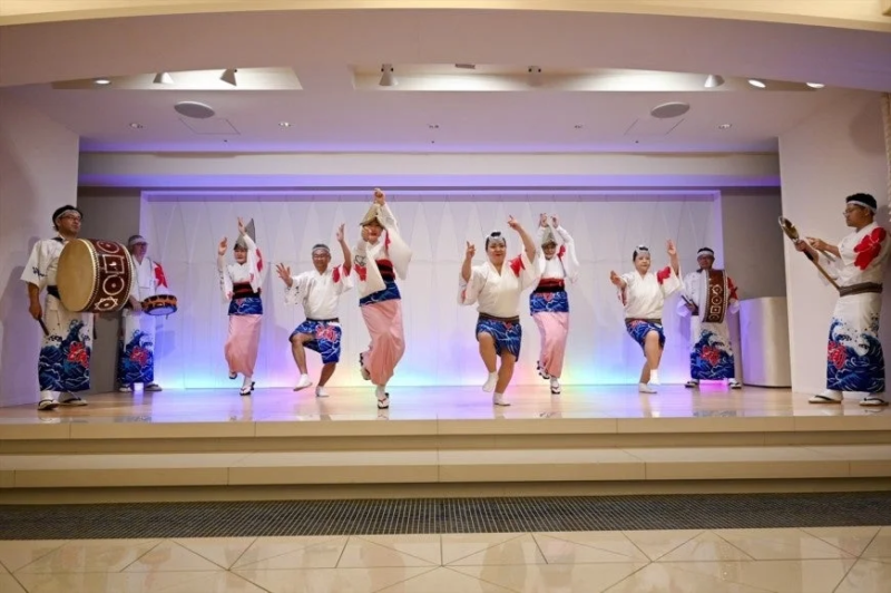 日本の伝統芸能を披露する人々