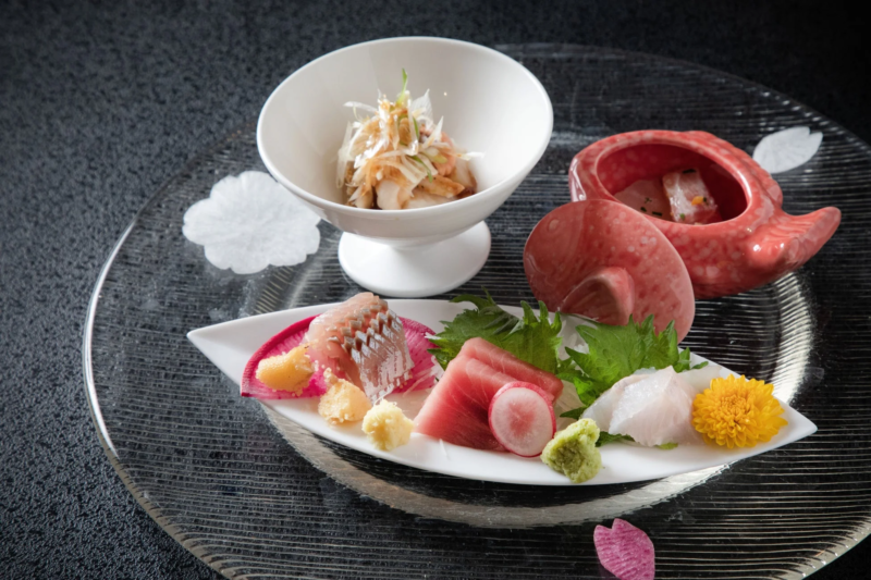 美しく盛り付けられた日本料理の膳