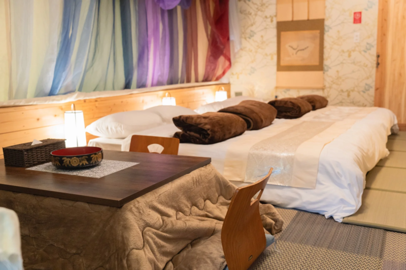 和室と洋室が融合したような広々とした寝室