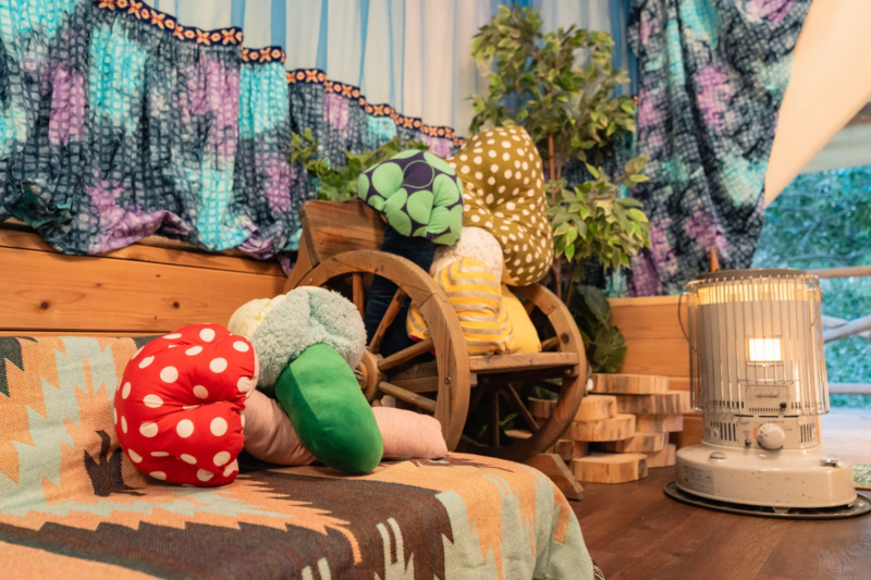 カラフルなクッションやエスニック柄のブランケットで飾られた居心地の良い室内空間