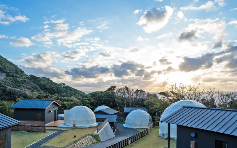 海を望むグランピング施設